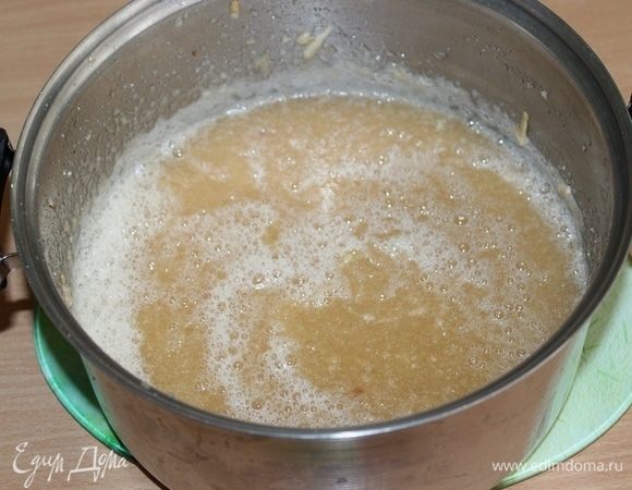 Измельчить яблоки с помощью блендера, поварить еще 10-15 минут.