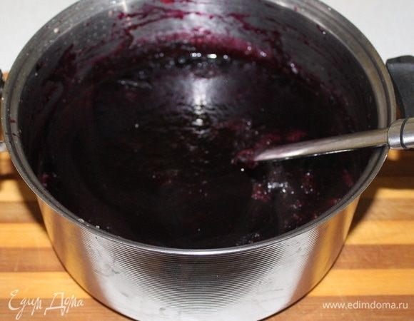 Добавить голубику. Затем еще раз измельчить все погружным блендером. И варим на медленном огне около 20 минут.
