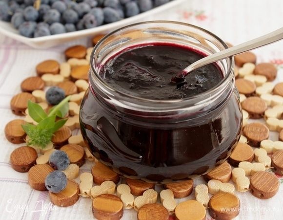 Горячее повидло расфасовать в стерилизованные банки, закрыть крышками и закатать. После того как повидло постоит в холоде, оно становиться однородным и густым.