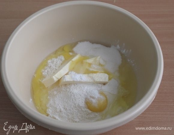 В миске смешать все необходимые продукты для теста.