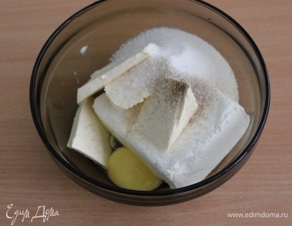 Для начинки смешать творог с маслом, яйцом и другими ингредиентами, перемешать.