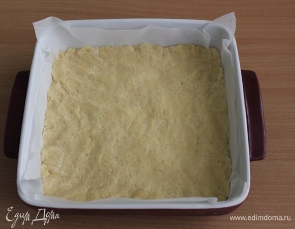 В форму 20 на 20 см выложить тесто и разровнять руками.