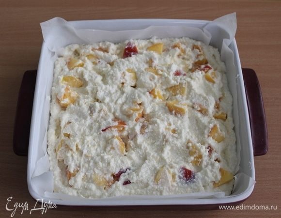 Выложить часть творожной начинки, затем кусочки персика и снова творожная начинка.