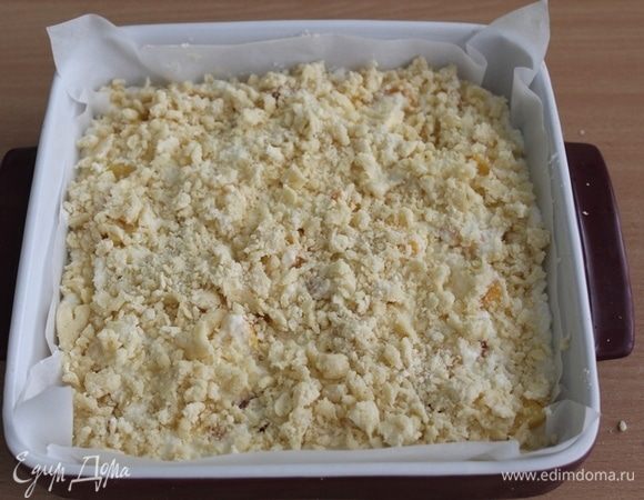 Для штрейзеля перетереть масло с мукой и посыпать на пирог.