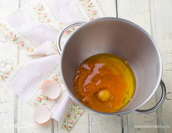 Духовку разогреть до 190°С. Застелить большой противень силиконовым ковриком или пекарской бумагой. В чаше миксера смешать пюре из тыквы, молоко, яйца, ванилин и масло.
