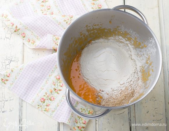 В другую миску просеять муку, разрыхлитель, соду и соль. Хрустящие отруби «Лито» лимон измельчить в блендере и смешать с мучной смесью. 