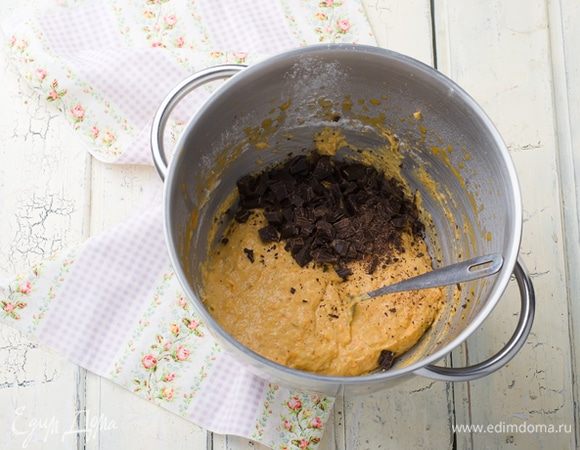 Добавить в жидкие ингредиенты сухие и перемешать на небольшой скорости до гладкости. Добавить чипсы и еще раз перемешать с помощью миксера.