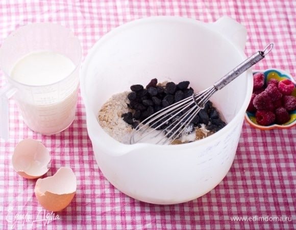 В миске смешать муку, разрыхлитель, молотые хрустящие отруби «Лито» Сила овса, сахар, цедру, корицу и виноград.