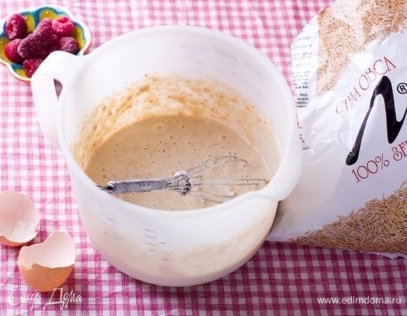 Яйцо взбить с молоком и ввести в сухую смесь.