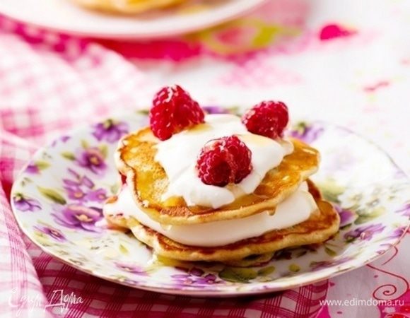 Подать со сметаной, медом и малиной. Приятного аппетита!