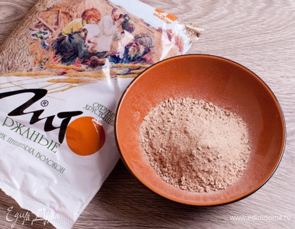 Для основы. Хрустящие отруби «Лито» Бородинские измельчить в блендере в муку. Смешать с крахмалом, сметаной, солью и содой. 