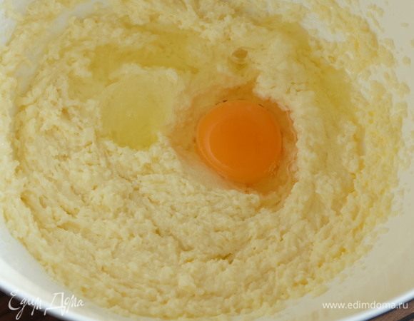 Добавить яйцо, лимонный сок и снова хорошо взбить.