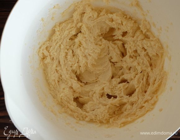 Муку смешиваем с содой, разрыхлителем и солью, просеиваем. В масляную смесь добавляем половину мучной и перемешиваем.