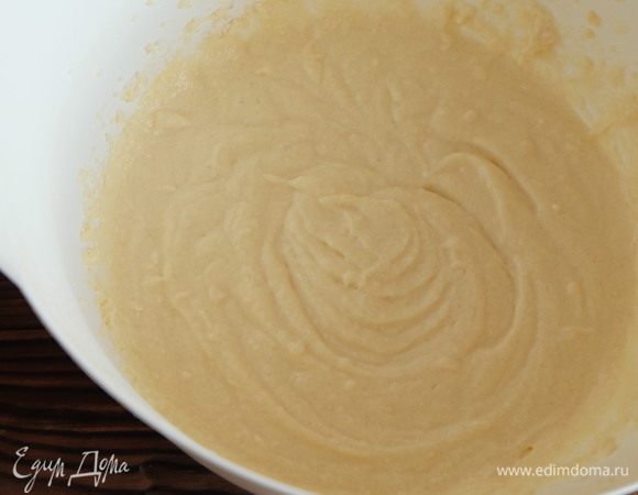 Вливаем молоко, перемешиваем.