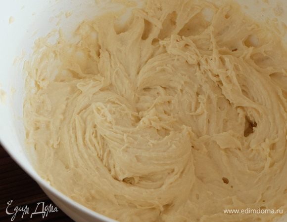 Всыпаем оставшуюся мучную смесь и окончательно вымешиваем гладкое тесто.