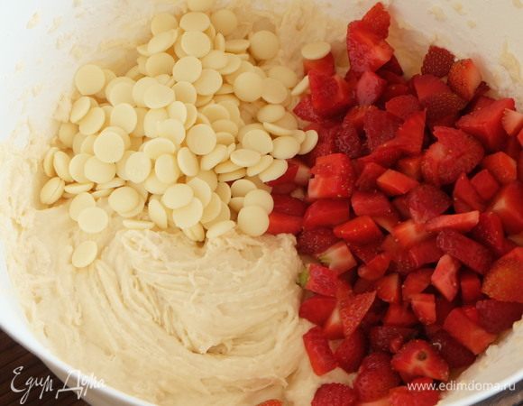 Клубнику режем кубиком, шоколад мелко рубим. Добавляем в тесто и аккуратно перемешиваем.