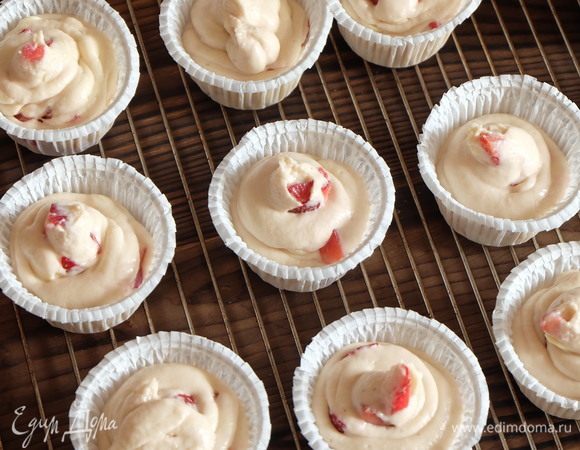 Раскладываем тесто по формочкам, заполняя их на 3/4.