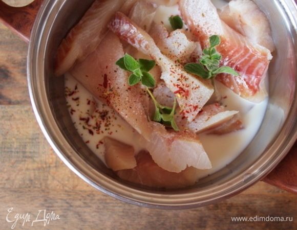 Сложить в сотейник, влить молоко, добавить щепотку соли и майоран. Довести до кипения и варить 5 минут, затем убрать сотейник с огня и дать треске остыть в молоке.