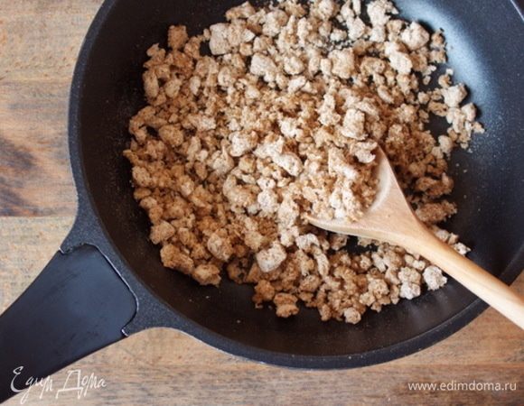 Слегка обжарить отруби в оливковом масле.