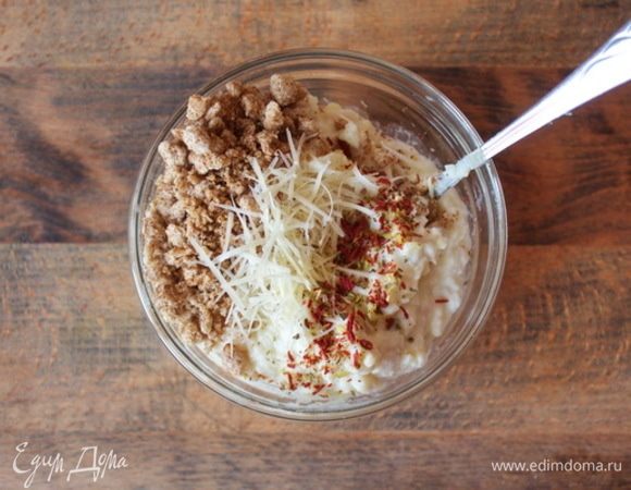 Картофель отварить, размять в пюре. В рабочей чаше соединить треску, картофельное пюре и обжаренные отруби. Приправить брандаду тертым сыром, чесноком и смесью перцев, при необходимости выровнять на соль.
