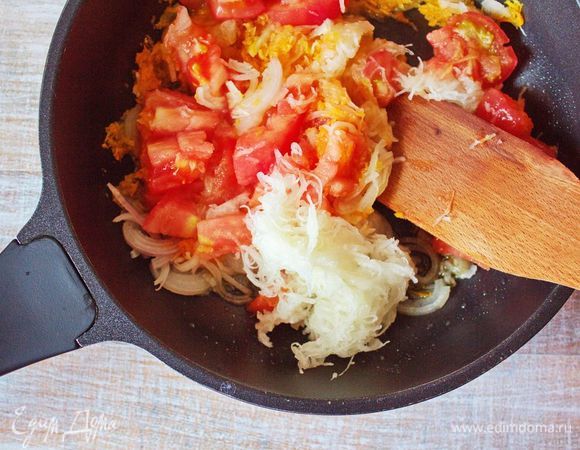 У патиссона удалить кожицу и семена. Морковь и лук очистить. На помидорах сделать надрез, обдать кипятком и снять кожицу, томатную мякоть произвольно порезать. Припустить овощи в горячем оливковом масле до мягкости.