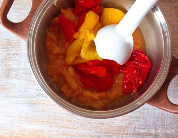 Очищенный запеченный перец и пассерованные овощи сложить в кастрюлю, влить немного воды и погружным блендером пюрировать.