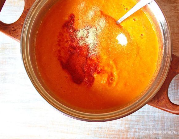 Густоту крем-супа отрегулировать при необходимости дополнительной порцией воды и посолить. Приправить крем-суп молотой паприкой, сахаром и чесноком.