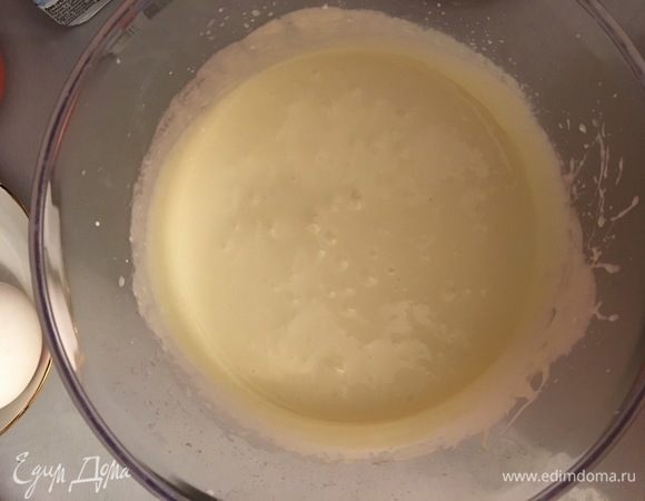 Сначала готовим творожный слой.
Для этого взбиваем творог, сахар и яйца. Взбивать нужно блендером до состояния жидкой сметаны. Творожный слой готов. Убираем его в сторону, пока он нам не понадобится.