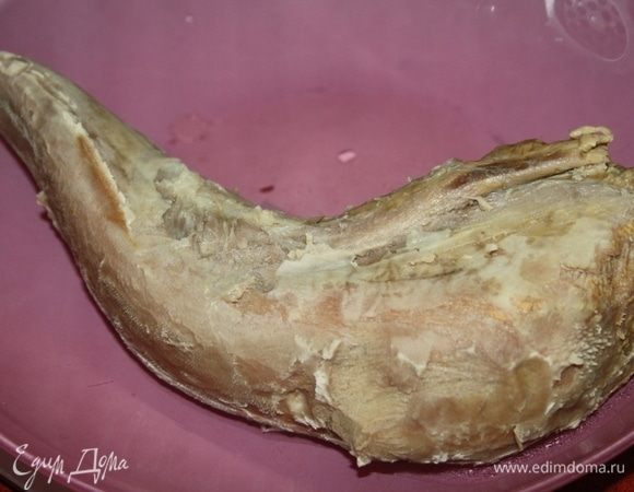 Горячий отварной язык обдать холодной водой, почистить, остудить и охладить в холодильнике.