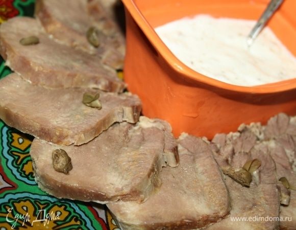 Язык тонко нарезать, подать с соусом и с каперсами.