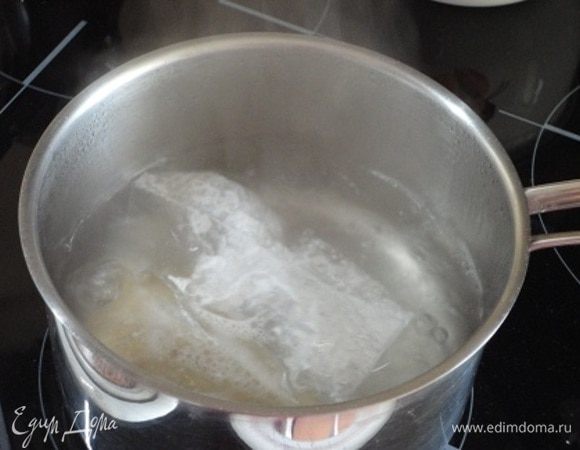 Булгур в пакетиках варится всего 15 минут. Слить воду. Крупе дать остыть.