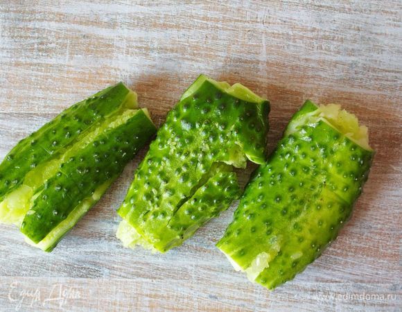 Огурцы помыть, обсушить, срезать кончики и «побить», то есть, с силой расплющить плоской стороной ножа.
