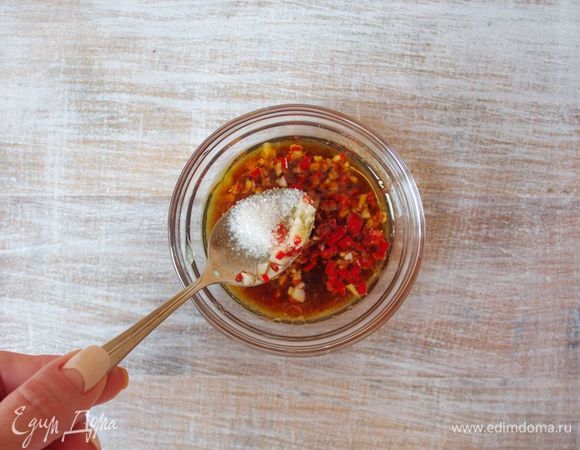 Приготовить заправку: смешать сок лайма, соевый соус, кунжутное масло и сахар. В заправку добавить чеснок и чили, дать постоять, пока сахар полностью не растворится.