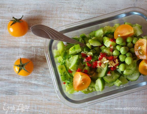 В рабочем салатнике смешать битые огурцы, помидоры черри (по желанию можно разрезать) и зеленый горошек, заправить пряным соусом.