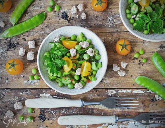 Овощной салат с битыми огурцами разложить по порциям, посыпать черным кунжутом, украсить веточкой петрушки и при подаче гарнировать пшеничными хрустящими отрубями «Лито» с кальцием и расторопшей.