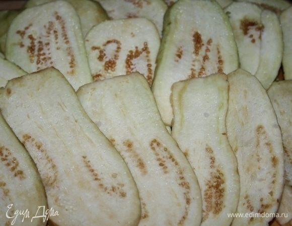 Баклажаны очистить от кожицы, нарезать пластинами, посыпать столовой ложкой соли и оставить на 20 минут.