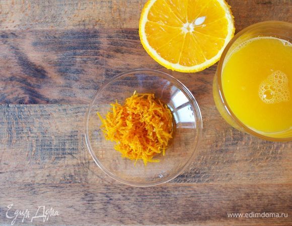 С апельсина снять цедру, выдавить сок, процедить, чтобы удалить косточки.