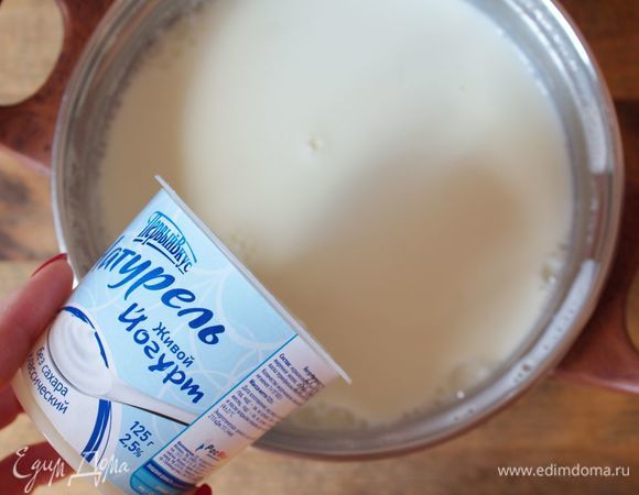 В теплое козье молоко влить сок, добавить цедру апельсина и живой натуральный йогурт в качестве закваски, перемешать. 