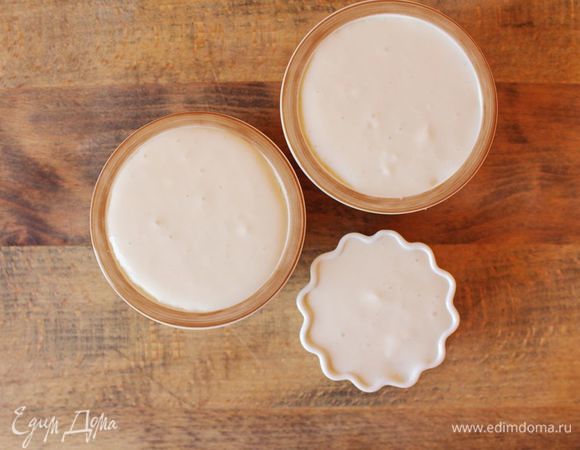 Разлить подготовленный йогурт по порционным стаканчикам или креманкам. Поставить стаканчики или креманки в мультиварку. Выставить режим «йогурт». 