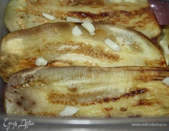 Остывшие баклажаны укладывать слоями в контейнер, пересыпая рубленым чесноком.