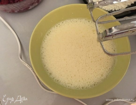 Приступаем к шоколадному слою.
На большой скорости миксера взбиваем яйца с сахаром. Добавляем туда ванильный сахар и соль.