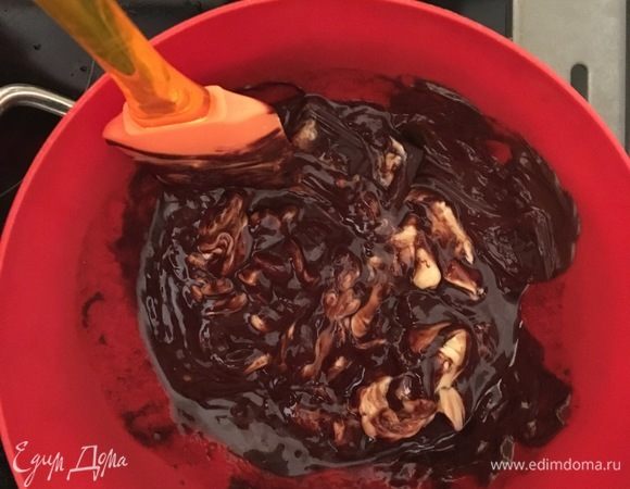 На водяную баню ставим миску с шоколадом и сливочным маслом и растапливаем. Перемешиваем до однородной консистенции. Добавляем туда яичную смесь, муку и разрыхлитель. Перемешиваем до однородной консистенции. Шоколадный слой готов.