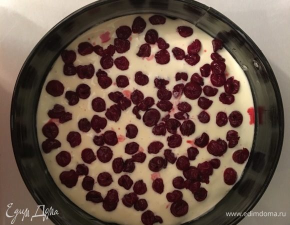 Заливаем наши слои в форму (диаметр моей — 24 см). Для этого на глаз нужно разделить шоколадный слой на 3 части, творожный слой и вишню на 2.
Слои: 
1 — шоколадный;
2 — творожный;
3 — вишня;
4 — шоколадный;
5 — творожный;
6 — вишня;
7 — шоколадный.
Все слои нужно стараться равномерно распределить по всей поверхности формы.
Убираем выпекаться в разогретую до 180°С духовку на 50 минут.