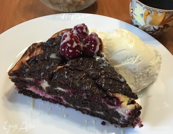 Я всегда подаю теплый брауни с мороженым, потому что мне кажется, что это идеальное сочетание. Приятного аппетита!