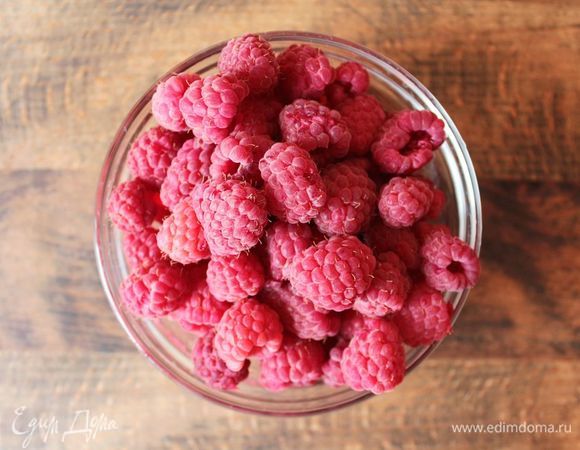 Малину перебрать. Половину порции оставить для подачи. 