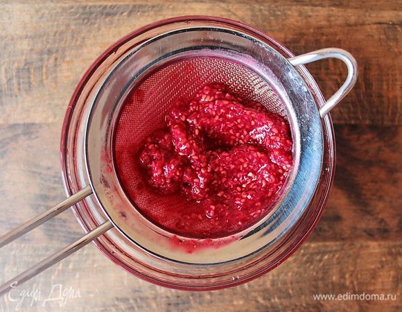 Малину взбить, протереть через сито, добавив ¼ стакана чистой холодной воды. 
