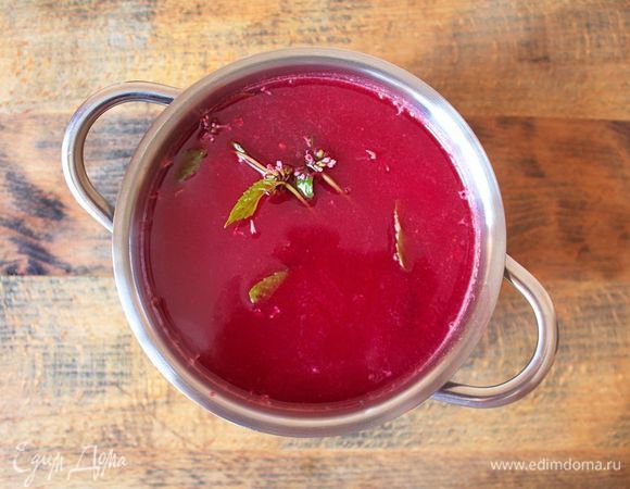 Пюре из малины перелить в сотейник, добавить соль, сахар и мяту, довести до кипения, дать повариться минут 5-7, затем малиновый соус процедить. 