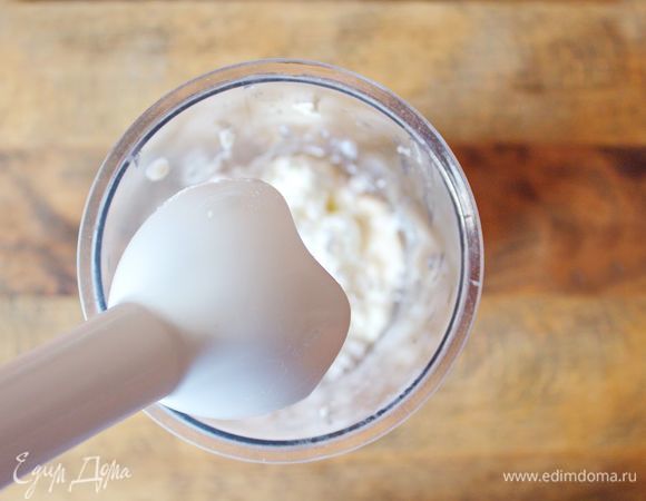Творожный сыр, йогурт, лимонный сок и сахарную пудру взбить в пышную пену. 