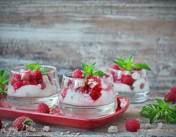 До подачи охладить. При подаче украсить десерт свежей мятой. 