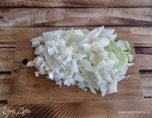 Нарезаем лук и болгарский перец.